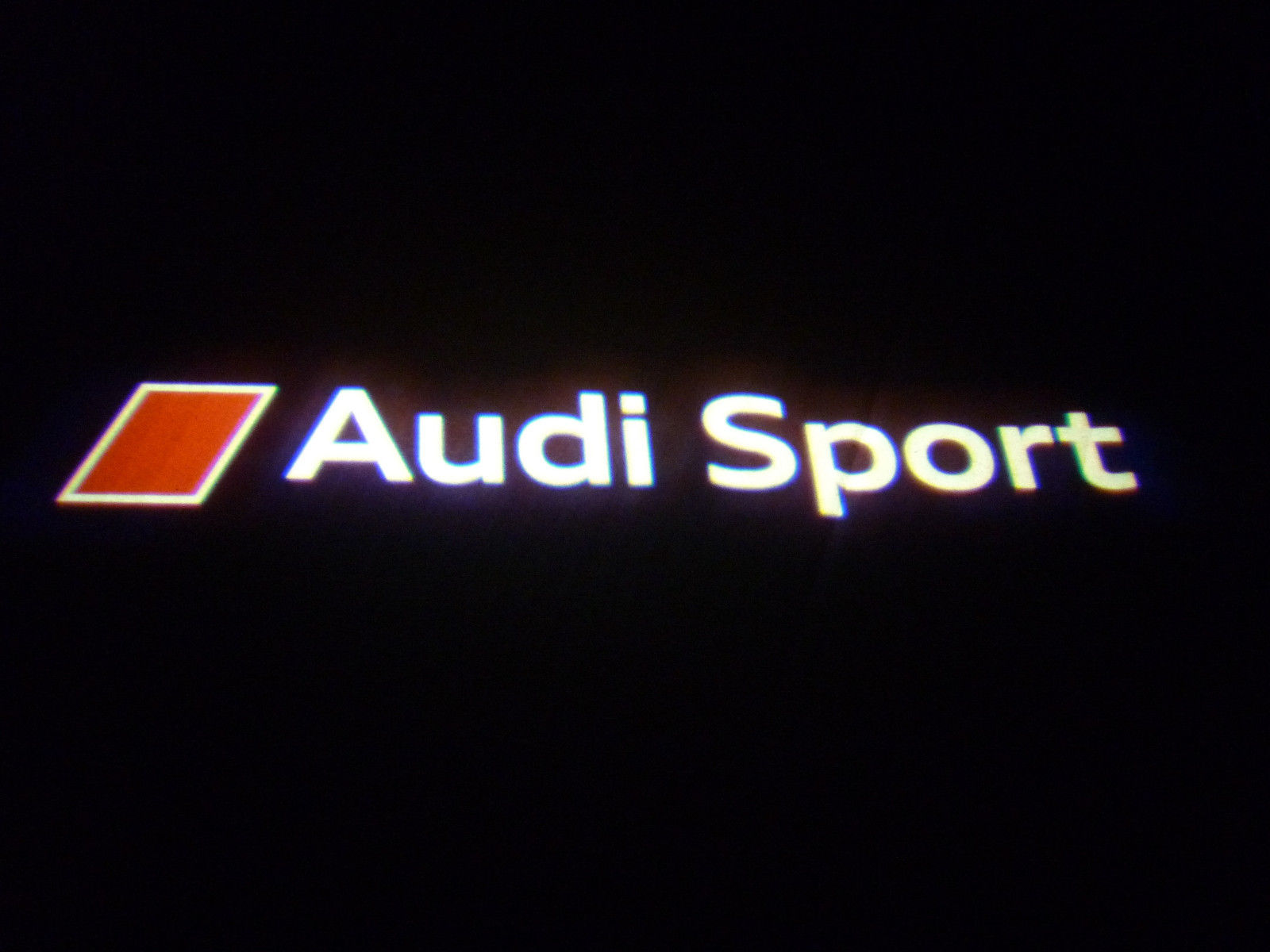 Audi Sport Einstiegsbeleuchtung, Logoprojektion zweifarbig